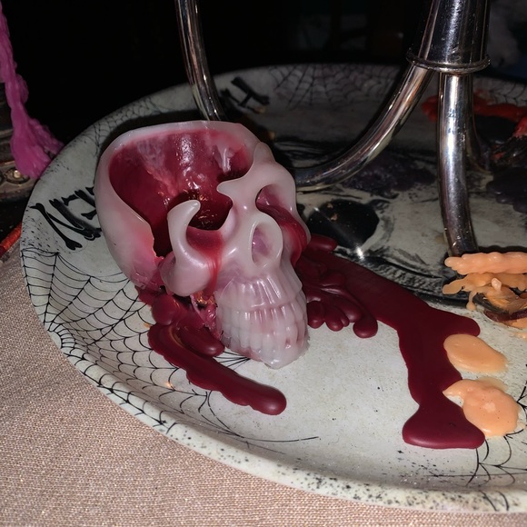 Beeswax Bleeding Skull Candle🕯 - Picture 7 of 8